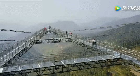 重庆万盛玻璃桥在哪里(重庆万盛玻璃栈道有多高)