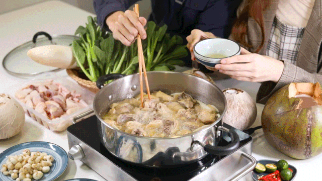 椰子里的白肉怎么吃(椰子里的白肉硬的能吃吗)