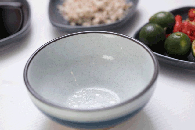 椰子里的白肉怎么吃(椰子里的白肉硬的能吃吗)