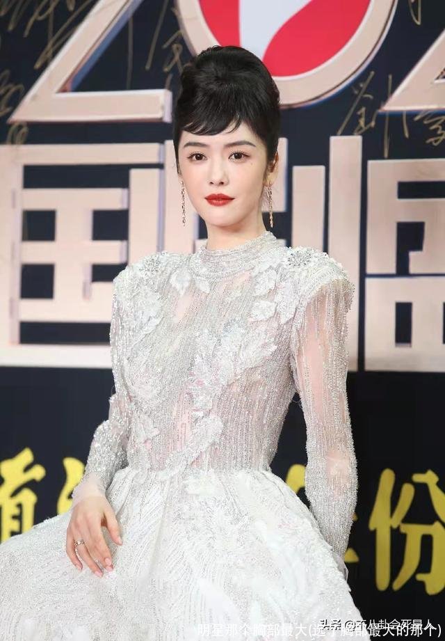 明星那个胸部最大(选了胸部最大的那个)