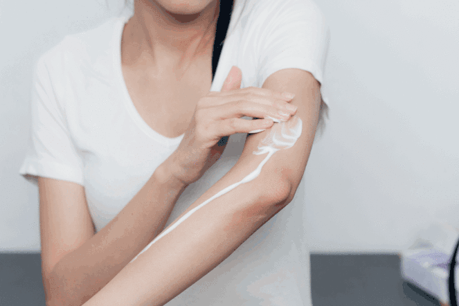 防晒霜怎么涂抹才正确(防晒霜的正确涂抹方法)