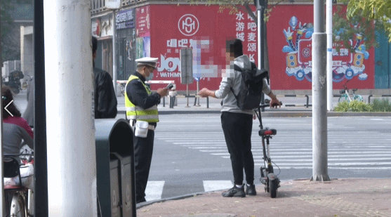 轮滑刹车(轮滑刹车技巧教学视频)