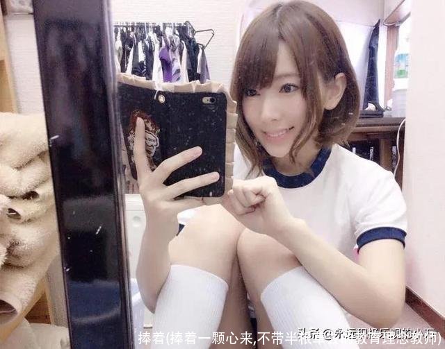 捧着(捧着一颗心来,不带半根草去的教育理念教师)