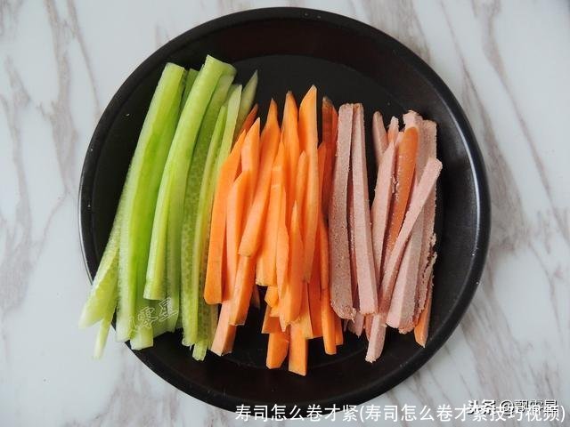 寿司怎么卷才紧(寿司怎么卷才紧技巧视频)