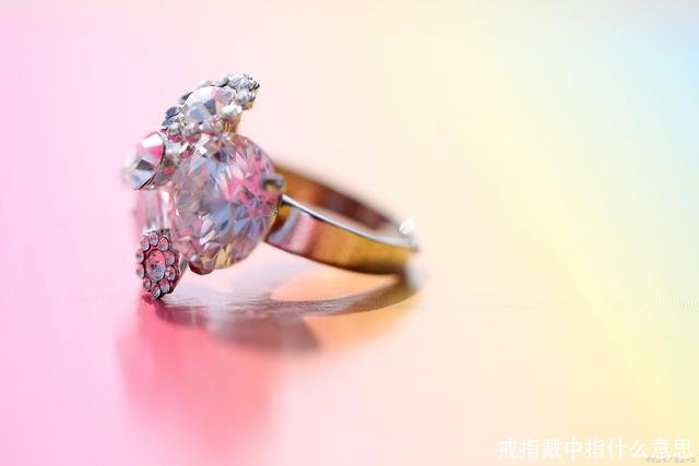 戒指戴中指什么意思