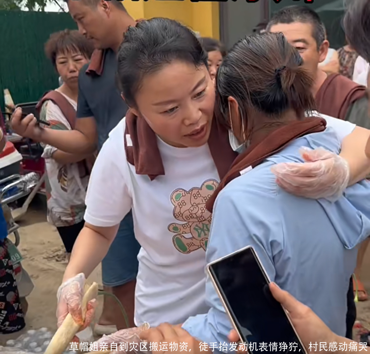 草帽姐亲自到灾区搬运物资，徒手抬发动机表情狰狞，村民感动痛哭