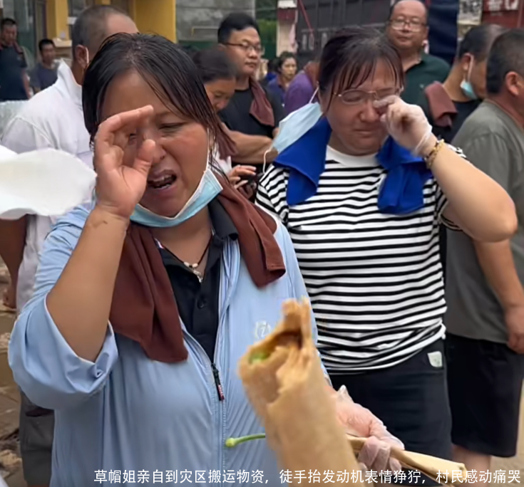 草帽姐亲自到灾区搬运物资，徒手抬发动机表情狰狞，村民感动痛哭