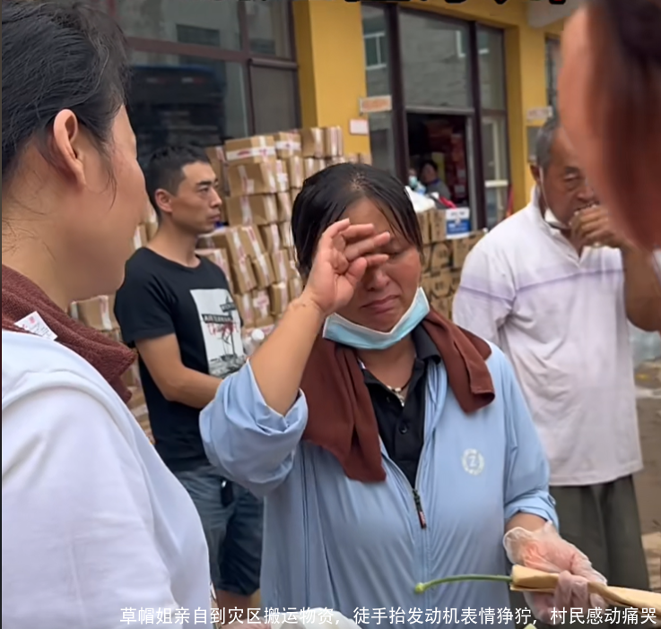 草帽姐亲自到灾区搬运物资，徒手抬发动机表情狰狞，村民感动痛哭