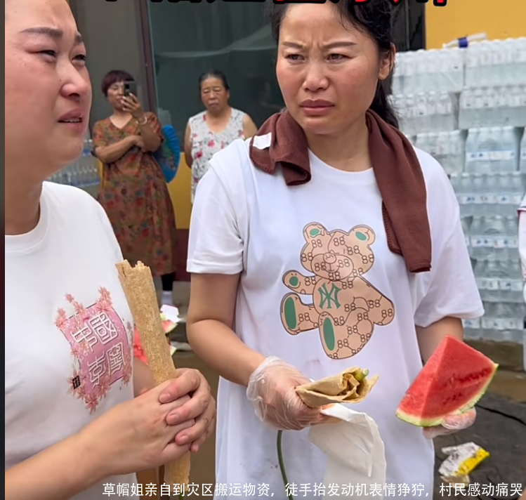 草帽姐亲自到灾区搬运物资，徒手抬发动机表情狰狞，村民感动痛哭