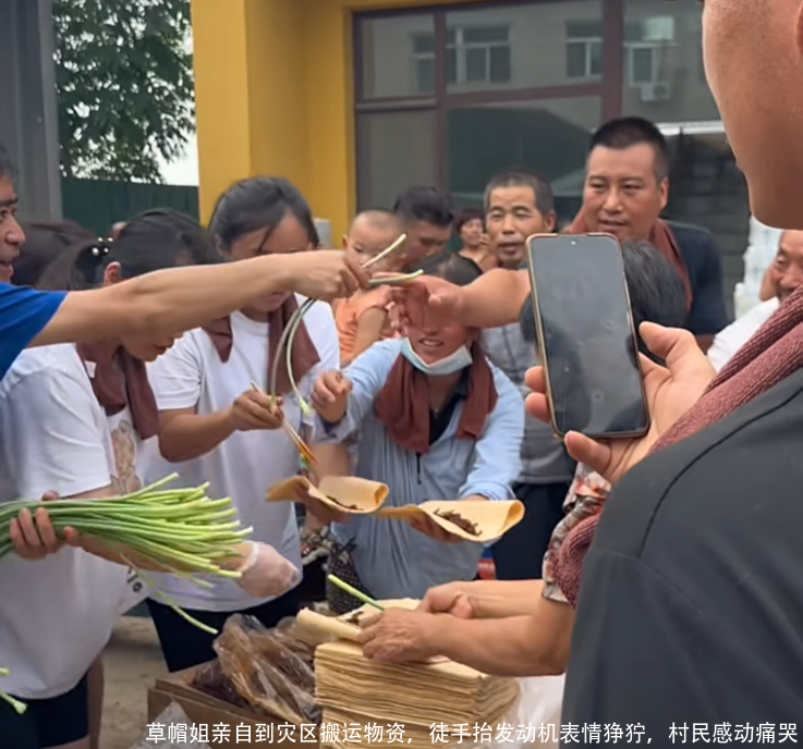草帽姐亲自到灾区搬运物资，徒手抬发动机表情狰狞，村民感动痛哭