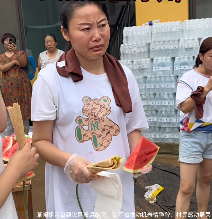 草帽姐亲自到灾区搬运物资，徒手抬发动机表情狰狞，村民感动痛哭